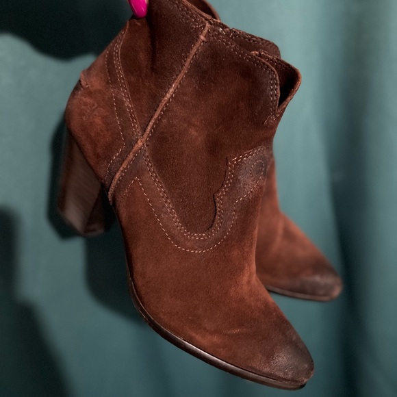 Frye Boots - Women's Renee Seam Short Boot - Picture 2 of 3